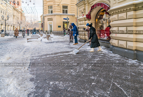 Сотрудники ГУМа чистят тротуар от снега (2018 год). Редакционное фото, фотограф Виктор Тараканов / Фотобанк Лори