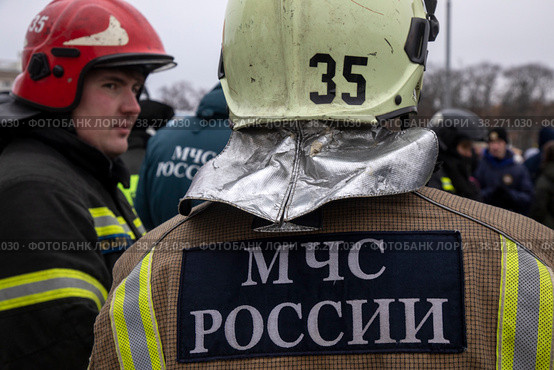 Сотрудники МЧС России во время построения в городе Москве, Россия (2022 год). Редакционное фото, фотограф Николай Винокуров / Фотобанк Лори