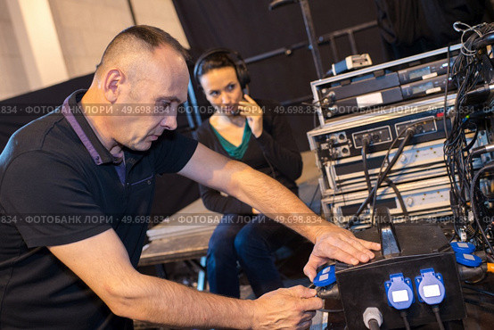 sound engineers seting up equipment. Стоковое фото, агентство Ingram Publishing / Фотобанк Лори
