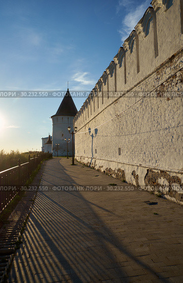 South stone defensive wall and South-eastern round tower of Tobolsk Kremlin. Tobolsk. Russia (2016 год). Редакционное фото, фотограф Сергей Пристяжнюк (Serg Zastavkin) / Фотобанк Лори