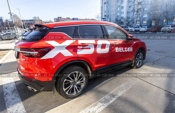 Совершенно новый автомобиль BelGee X50 (Geely) припаркован на улице во дворе автосалона. Редакционное фото, фотограф FotograFF / Фотобанк Лори