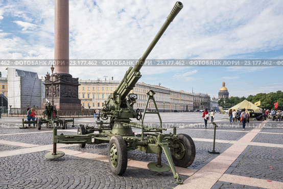 Советская зенитная пушка времен Великой Отечественной войны на военно-патриотической акции «Мы насмерть стояли у стен Ленинграда», посвященной Дню памяти и скорби на Дворцовой площади, Санкт-Петербург (2016 год). Редакционное фото, фотограф Галина Ермолаева / Фотобанк Лори