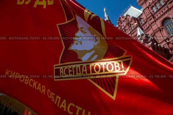 Советские красные знамена с символикой пионерской организации развеваются на Красной площади в центре города Москвы, Россия (2024 год). Редакционное фото, фотограф Николай Винокуров / Фотобанк Лори