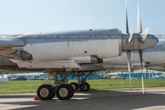 Советский и российский стратегический бомбардировщик-ракетоносец Ту-95МС Bear с собственным именем "Красноярск" на авиасалоне МАКС-2019 в Жуковском, Россия, вид справа. Редакционное фото, фотограф Малышев Андрей / Фотобанк Лори