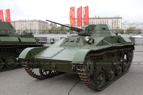 Советский лёгкий танк Т-60 на выставке военной техники в Центральном парке культуры и отдыха им. М. Горького Москвы (2022 год). Редакционное фото, фотограф Free Wind / Фотобанк Лори