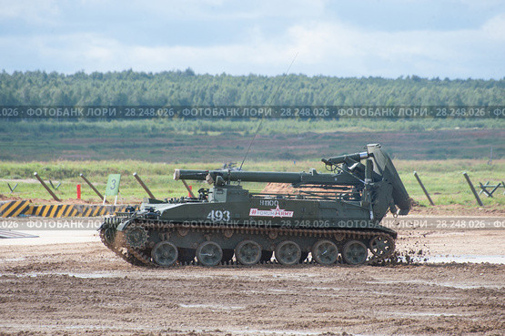 Советский самоходный 240-мм миномёт 2С4 Тюльпан (объект 240) стоит на полигоне на Международном военно-техническом форуме "Армия-2017". Московская область, полигон "Алабино" Редакционное фото, фотограф Малышев Андрей / Фотобанк Лори