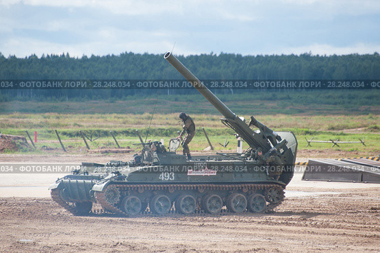 Советский самоходный 240-мм миномёт Тюльпан 2С4 (объект 240) поднимает ствол на Международном военно-техническом форуме "Армия-2017". Московская область, полигон "Алабино" Редакционное фото, фотограф Малышев Андрей / Фотобанк Лори