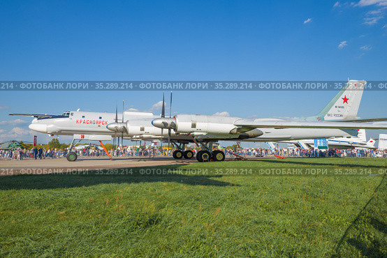 Советский стратегический бомбардировщик-ракетоносец Ту-95MS "Красноярск" на авиашоу МАКС-2019. Редакционное фото, фотограф Виктор Карасев / Фотобанк Лори