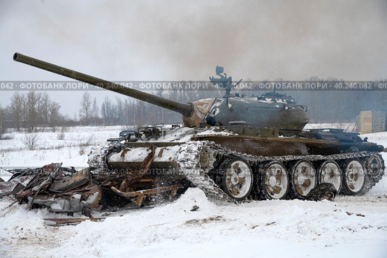 Советский танк Т-54 крупным планом снежным февральским днем. Полигон военно-исторического парка "Стальной десант", Красное Село (2023 год). Редакционное фото, фотограф Виктор Карасев / Фотобанк Лори