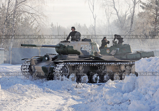 Советский тяжелый танк КВ-1с (КВ-85Г) готовится к бою (2013 год). Редакционное фото, фотограф Владимир Горощенко / Фотобанк Лори
