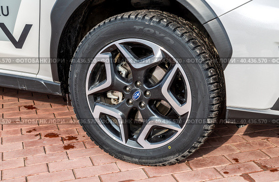 Современное автомобильное колесо Subaru из легкосплавного диска (2020 год). Редакционное фото, фотограф FotograFF / Фотобанк Лори