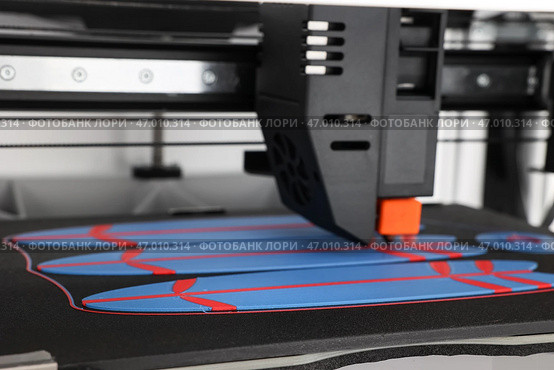 Современный 3D-принтер и серфинговые доски, крупным планом. Стоковое фото, фотограф Pixel_shot / Фотобанк Лори