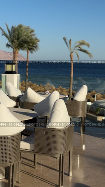 Современный ресторан с видом на море Luxurious dining area with ocean views and elegant lighting on a cruise ship or yacht. Стоковое видео, видеограф Zita Khasanova / Фотобанк Лори