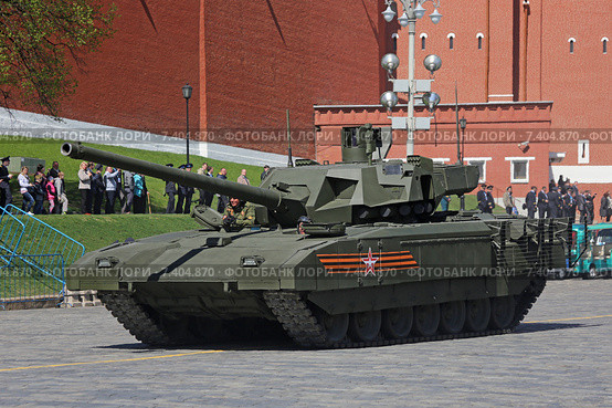 Современный танк Т-14 "Армата" на тяжёлой гусеничной платформе в Москве, Красная площадь (2015 год). Редакционное фото, фотограф Алексей Гусев / Фотобанк Лори