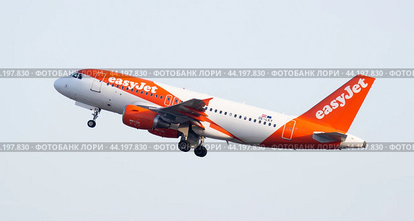 SPAIN, BARCELONA - AUGUST 8, 2023: Easyjet airplane takes off from Barcelona. Редакционное фото, фотограф Яков Филимонов / Фотобанк Лори