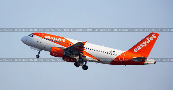SPAIN, BARCELONA - AUGUST 8, 2023: Easyjet airplane takes off from Barcelona. Редакционное фото, фотограф Яков Филимонов / Фотобанк Лори
