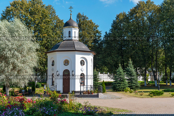 Спасо-Елеазаровский женский монастырь. Часовня на месте захоронения первой настоятельницы игумении Елисаветы. Елизарово, Псковская область (2019 год). Стоковое фото, фотограф Александр Щепин / Фотобанк Лори