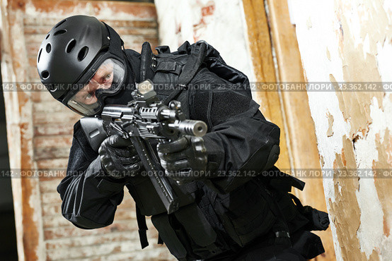 Special forces armed with assault rifle ready to attack. Стоковое фото, фотограф Дмитрий Калиновский / Фотобанк Лори
