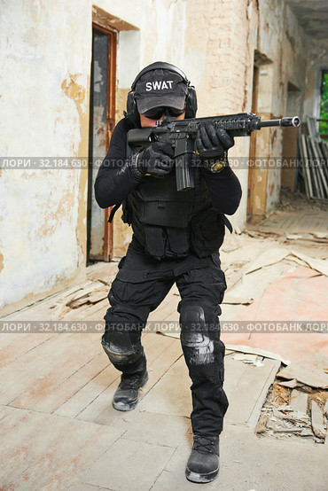 Special forces armed with machine gun ready to attack. Стоковое фото, фотограф Дмитрий Калиновский / Фотобанк Лори