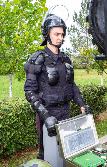 Special Forces soldier of Rosgvardia in uniform with shield and helmet (2017 год). Редакционное фото, фотограф FotograFF / Фотобанк Лори