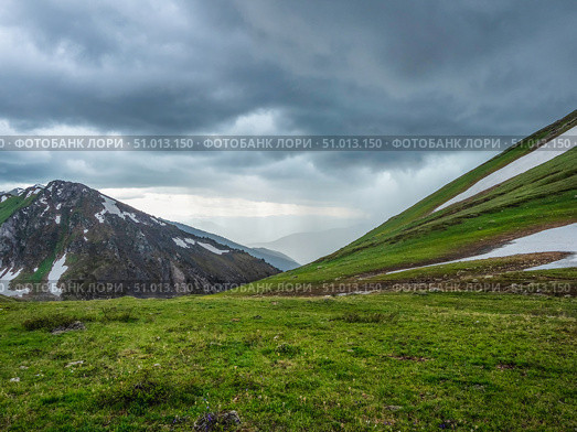 Spectacular view of distant green mountains. Стоковое фото, фотограф Саблин Станислав / Фотобанк Лори