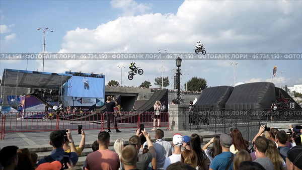 Spectators froze at epic performance of motorcyclists flying from ramps to freestyle show. Редакционное фото, фотограф David Kashakhi / Фотобанк Лори
