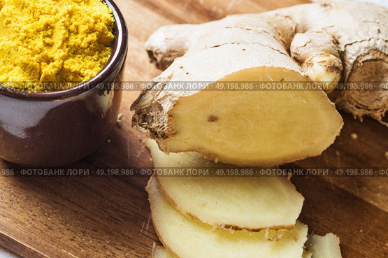 Spices and herbs in ceramic bowls. curcuma and ginger seasoning. Colorful natural additives. Стоковое фото, агентство Ingram Publishing / Фотобанк Лори