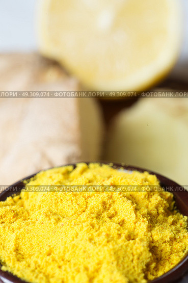Spices and herbs in ceramic bowls. curcuma and ginger seasoning. Colorful natural additives. Стоковое фото, агентство Ingram Publishing / Фотобанк Лори