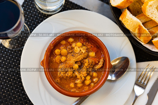 Spicy callos of tripe with vegetables, chorizo and chickpeas. Стоковое фото, фотограф Яков Филимонов / Фотобанк Лори