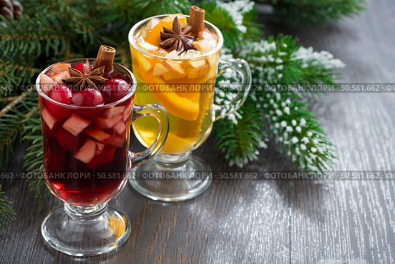 spicy Christmas beverages on a wooden background, horizontal. Стоковое фото, агентство Ingram Publishing / Фотобанк Лори