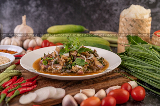Spicy minced pork in a white plate with Tomatoes, garlic, long beans, sliced ??shallots, chili powder, roasted rice. Стоковое фото, агентство Ingram Publishing / Фотобанк Лори