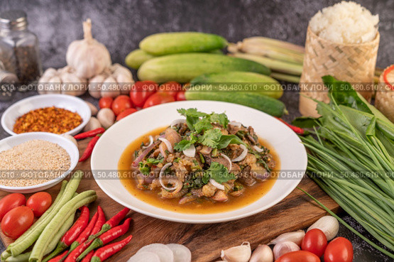 Spicy minced pork in a white plate with Tomatoes, garlic, long beans, sliced ??shallots, chili powder, roasted rice. Стоковое фото, агентство Ingram Publishing / Фотобанк Лори