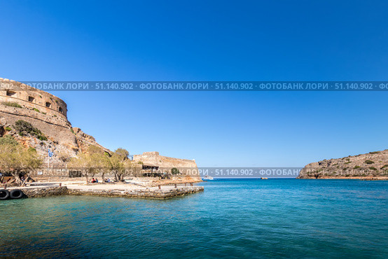 Spinalonga fortress on a clear sunny day. The ruins of leprosolium. (2019 год). Стоковое фото, фотограф Емельянов Евгений Викторович / Фотобанк Лори