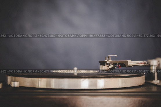 Spinning Record Player With Vintage Vinyl, Turntable Player And Vinyl Record. Стоковое фото, агентство Ingram Publishing / Фотобанк Лори