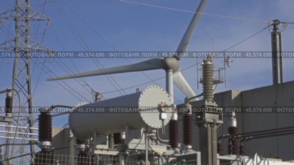 Spinning wind turbine and electrical equipment. Стоковое видео, видеограф Михаил Коханчиков / Фотобанк Лори