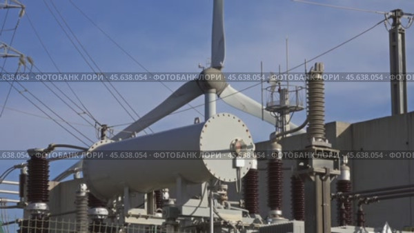 Spinning wind turbine and electrical equipment. Стоковое видео, видеограф Михаил Коханчиков / Фотобанк Лори