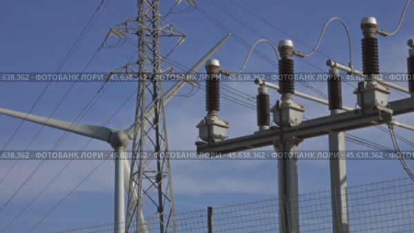 Spinning wind turbine and electrical equipment. Стоковое видео, видеограф Михаил Коханчиков / Фотобанк Лори