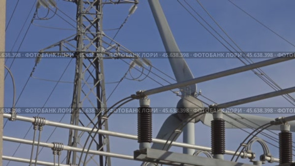 Spinning wind turbine and electrical equipment. Стоковое видео, видеограф Михаил Коханчиков / Фотобанк Лори