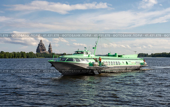 СПК "Комета-17" на Онежском озере у острова Кижи. Республика Карелия (2023 год). Стоковое фото, фотограф Олег Пученков / Фотобанк Лори