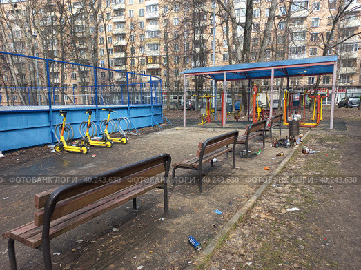 Спортивная площадка, парковка электросамокатов во дворе жилых домов на 16-ой Парковой улице. Район Северное Измайлово. Город Москва (2023 год). Редакционное фото, фотограф lana1501 / Фотобанк Лори