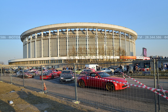 Спортивные автомобили на старте Ралли-Спринт около СКК на выставке Мир Автомобиля (2017 год). Редакционное фото, фотограф Максим Мицун / Фотобанк Лори