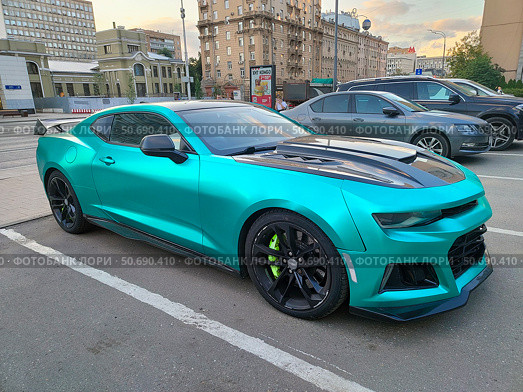Спортивный автомобиль Chevrolet Camaro на парковке (2024 год). Редакционное фото, фотограф Ирина Терентьева / Фотобанк Лори