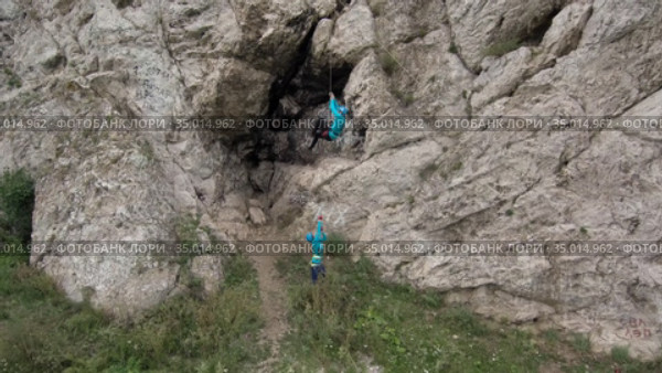 Спортивный туризм. Тренировка альпинистов на горе. Шихан Юрактау. Sport tourism. Alpinism. Mountain climbers training on the mountain. Sheekhan Youraktau. (2020 год). Редакционное видео, видеограф Евгений Романов / Фотобанк Лори