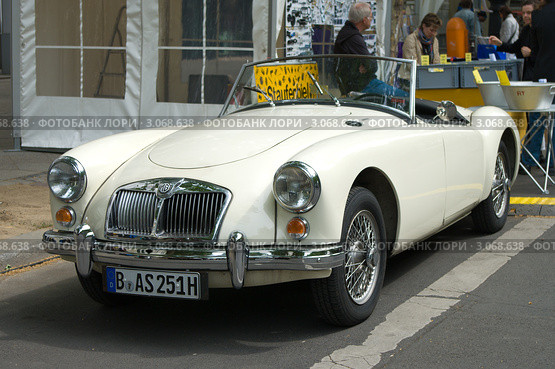 Спорткар MG MGA, выставка "125 лет истории автомобиля - 125 лет истории Курфюрстендамм", Май 28, 2011, Берлин, Германия. Редакционное фото, фотограф Sergey Kohl / Фотобанк Лори