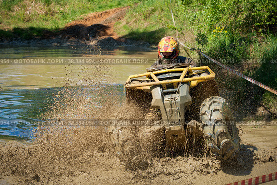 Спортсмен на квадроцикле в грязевом болоте,  MUD RING, на первом этапе гоночной серии F7 CHALLENGE 2021, Авто-мото трасса Бурцево. Редакционное фото, фотограф Pukhov K / Фотобанк Лори