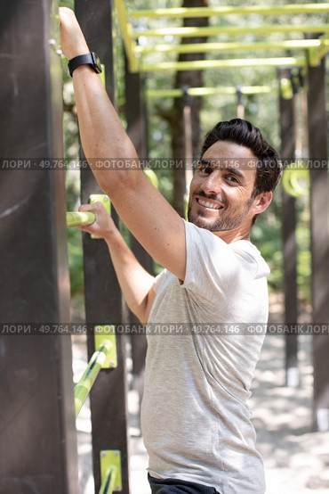 sporty man enjoying music during workout outdoors. Стоковое фото, агентство Ingram Publishing / Фотобанк Лори