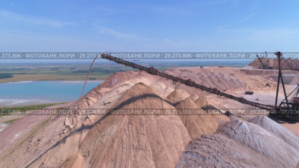 Spreader in the process of work. Transportation of an empty rock to a dump. Стоковое видео, видеограф Андрей Радченко / Фотобанк Лори