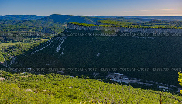 Spring landscape of the Crimean mountains, view of the Kyz-Kermen plateau in the Kachinsky valley of the Bakhchisarai district. Стоковое фото, фотограф Анна Кривицкая / Фотобанк Лори
