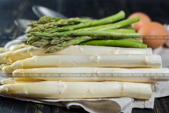Spring season - fresh white and green asparagus on linen napkin. Стоковое фото, агентство Ingram Publishing / Фотобанк Лори