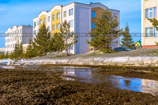 Spring streams of snow melting in spring in middle of houses, Residential area Lesnaya Polyana Forest Glade in Kemerovo, Kuzbass. Стоковое фото, фотограф Дмитрий Коростылев / Фотобанк Лори